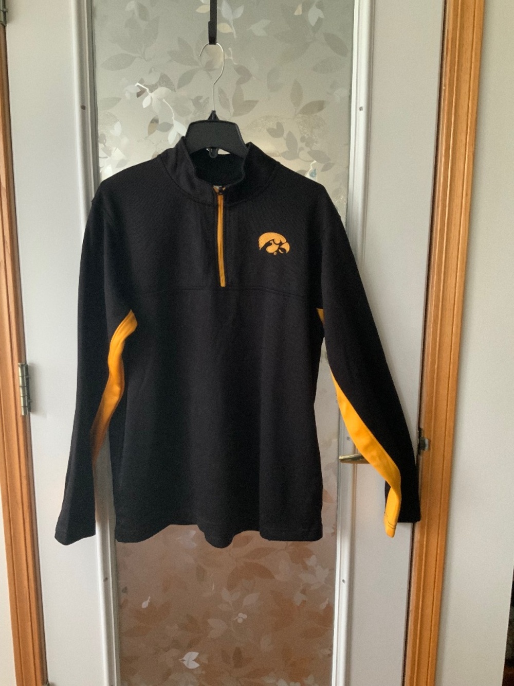 Iowa Hawkeyes Large long sleeve zip pullover NWT pockets black gold yellow 42-44
